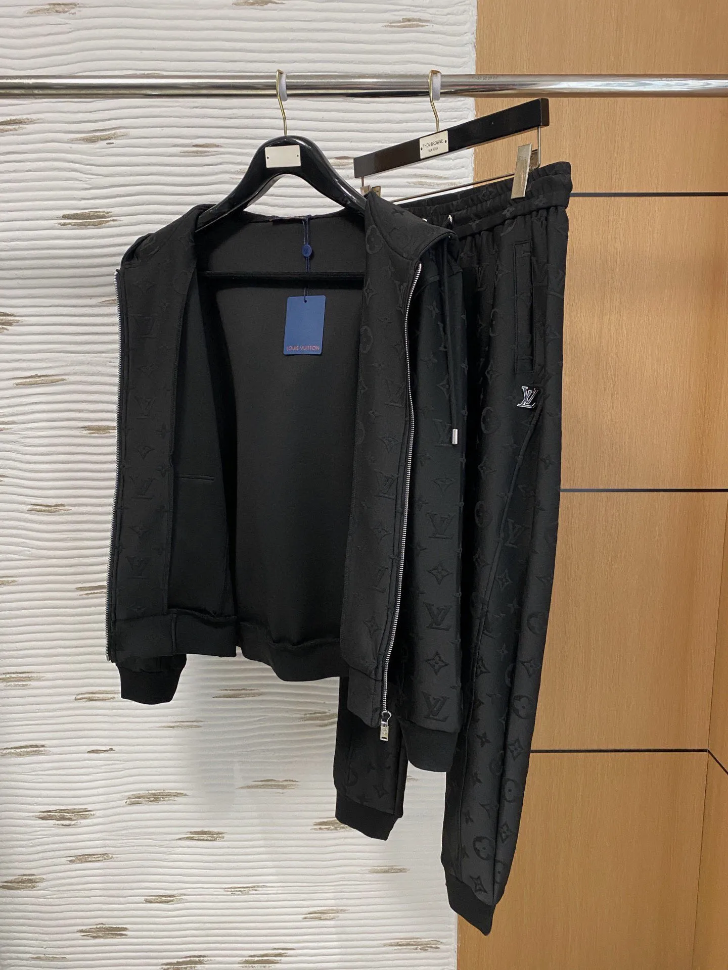 🅿️720 LV hot-selling suit is coming. Focus on the original version of the official website. 2025 new hot-selling cardigan suit. The original order is the best. 🇭🇰The meticulous work of top designers. It has a fitting and perfect upper body effect. All-natural high-quality Tencel Roman cotton 100%, close-fitting comfort, noble and elegant! Original hardware embodies elegance and nobility! Counter size: M-3XL (maximum wear up to 190 pounds)